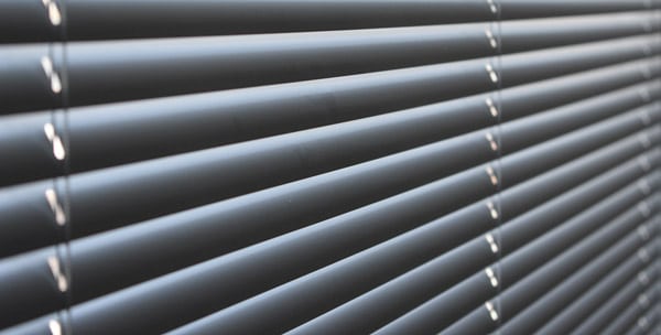 Alu Schalosie - Streifendesign am Fenster innen