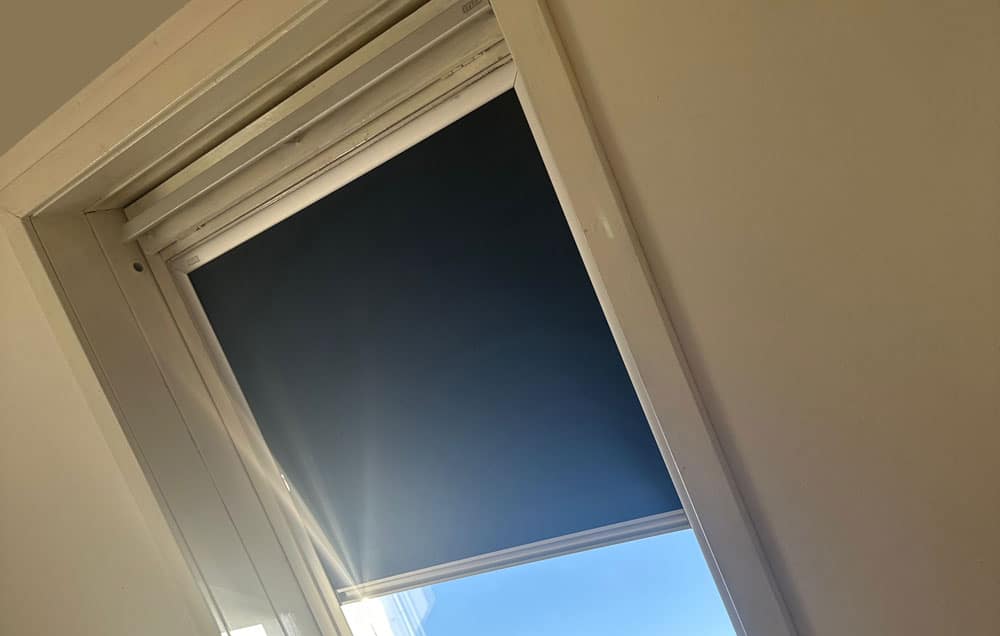 Verdunkelungsrollo mit Führungsschienen für Velux Dachfenster