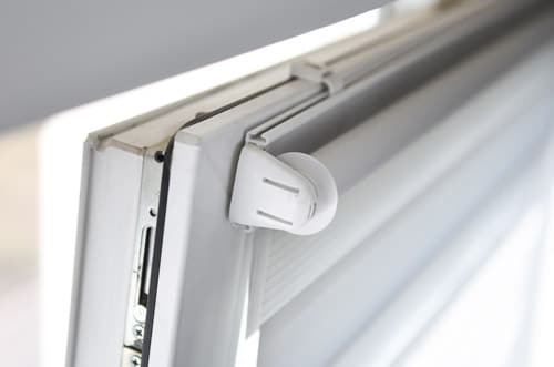 SunDeal Doppelrollo klemmen mit Falz Klemmen - Klemmträger zur bohrfreien Montage am Fenster.