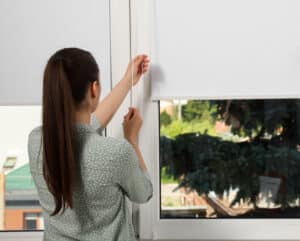 Fenster Rollo innen zur Verdunklung mit Kette bedienen - Stufenlose Einstellen mit dem Seitenzug