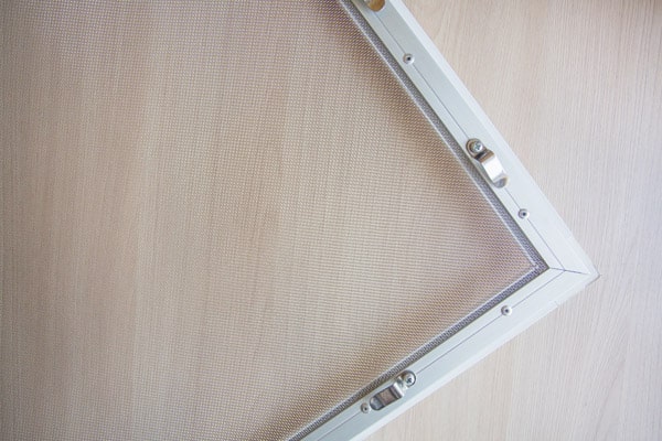 Hakensystem zum Befestigung von Spannrahmen am Fenster. Ähnliche Abbildung.