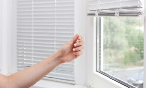 Jalousien mit Seitenführung am Fenster montieren.