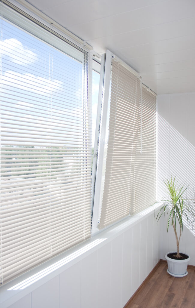 Jalousien Alu im Wohnzimmer oder Büro