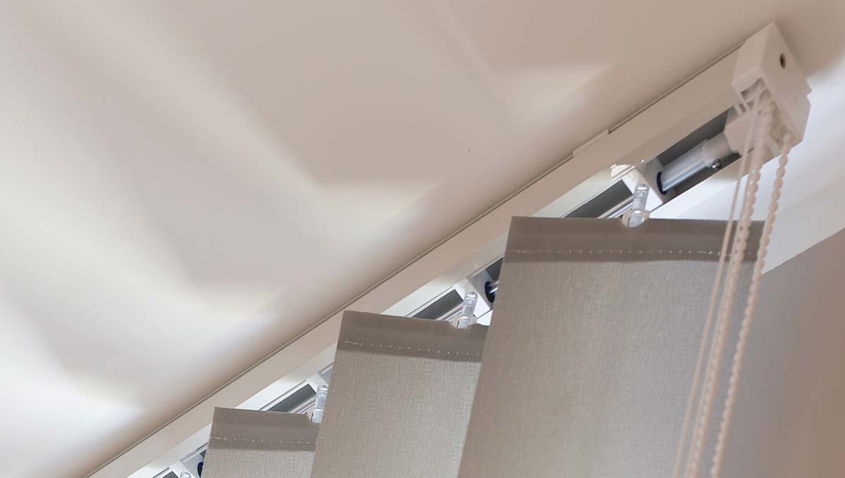 Oberschiene mit Vertikal Lamellen Führung