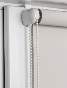 Rollos mit Klemmträgern am Fenster innen montieren.