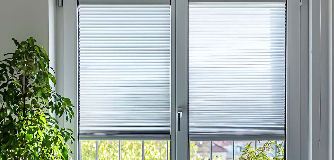 Wabenplissee am Fenster