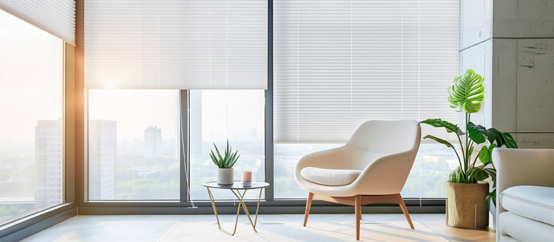 Sonnenschutzplissee mit halbtransparenten lichtdurchlässigen Stoff