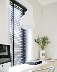 Holzjalousien im Büro oder Tagungsräumen für einen edlen und cleanen Look