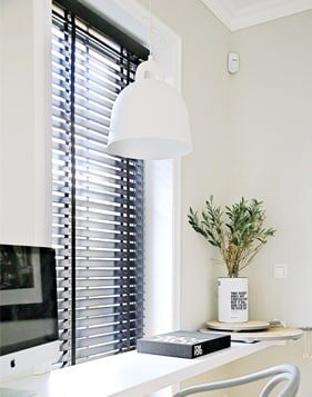 Holzjalousien im Büro oder Tagungsräumen für einen edlen und cleanen Look