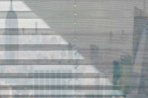 Faltstore mit halbtransparenten Stoff. Gibt es mit Reflexbeschichtung als Sonnenschutz oder ohne Beschichtung als reiner Sichtschutz