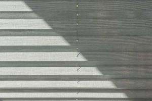 Faltstore mit verdunkelnden Stoff lässt keine Blicke und kein Licht durch sich hindurch