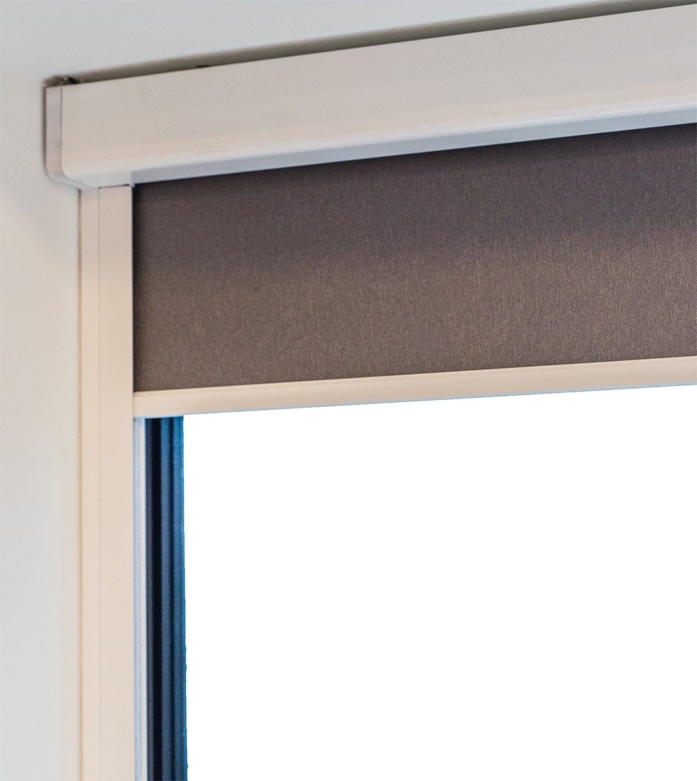 Verdunkelungsrollo mit Seitenführung und Kassette am Fensterflügel