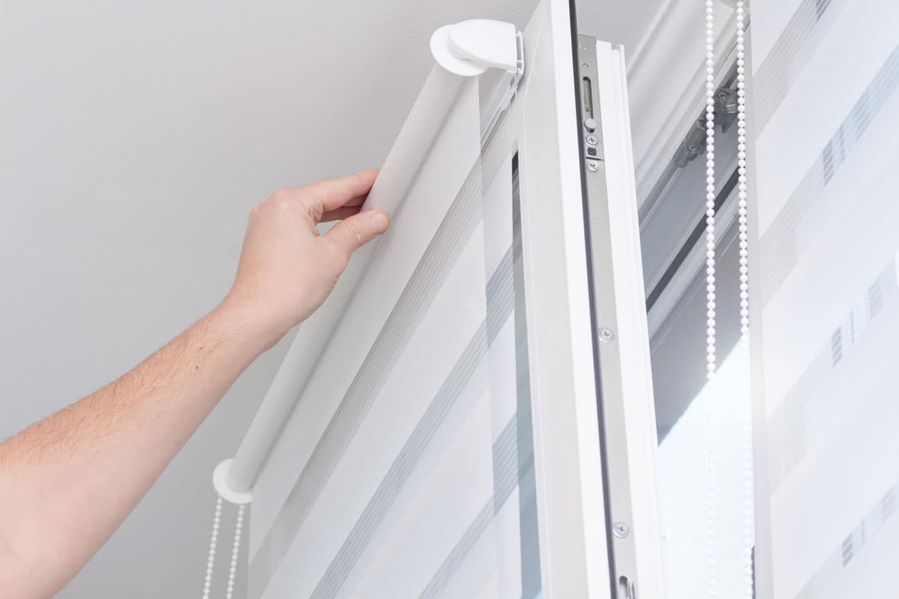 Doppelrollo am Fensterflügel ankleben