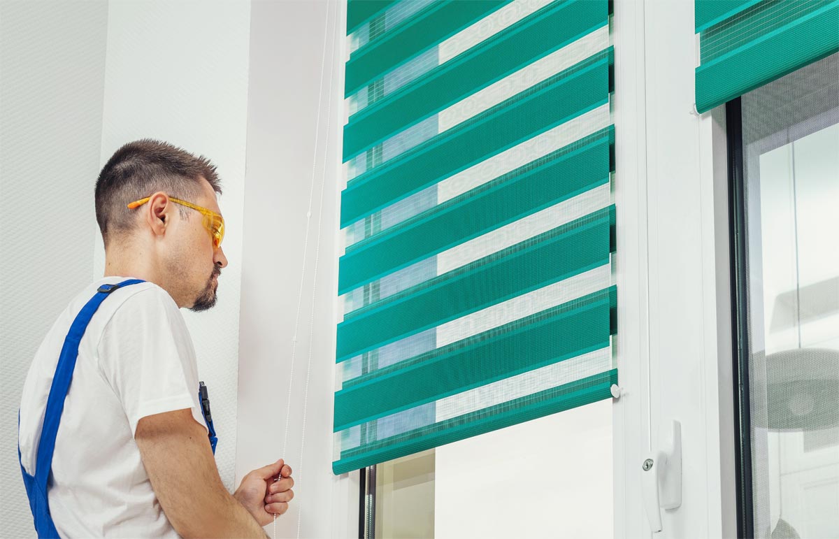 Doppelrollo zum Kleben am Fenster innen. Bohfreie Klemm Doppelrollos vom Heimwerker montiert.