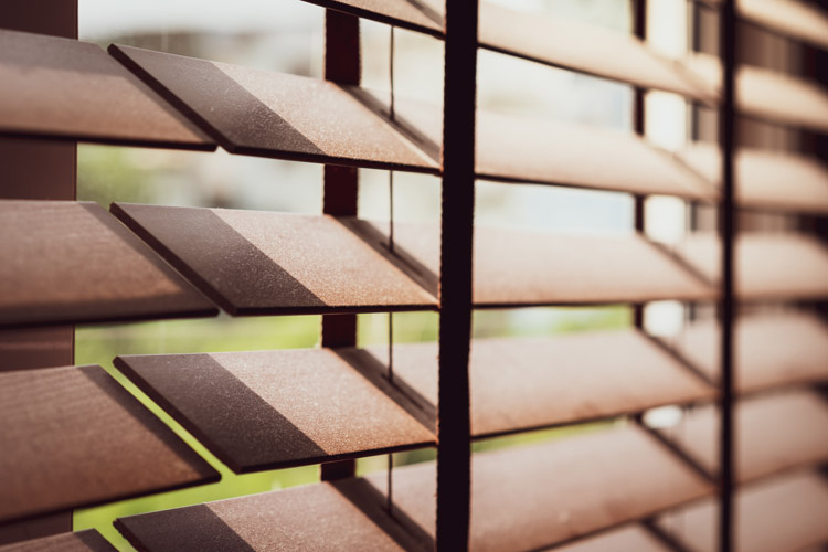 Holz Schalosien Lichtregulierung - Einstellen von Licht und Schatten.